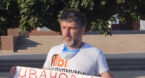 Салим Халитов на одиночном пикете в Махачкале. Фото: Ильяс Капиев для "Кавказского узла"