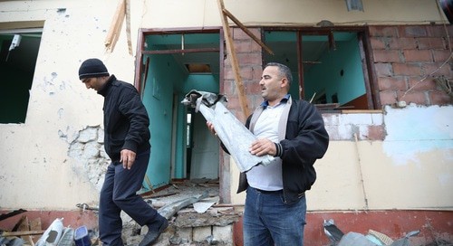 Жители Тартара после обстрела. Фото Азиза Каримова для "Кавказского узла"