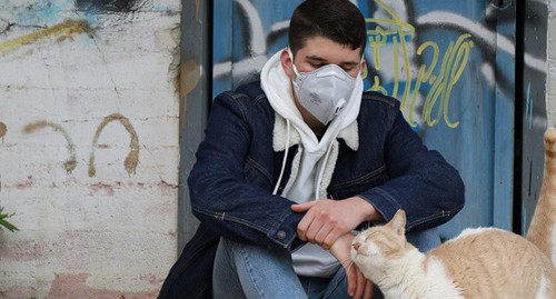 Молодой человек в защитной маске. Фото: pixabay.com