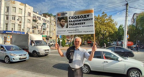 Джамбулат Гасанов на пикете в поддерку журналиста Гаджиева. Фото Ильяса Капиева для "Кавказского узла"
