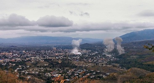 Дым на месте военного конфликта в Степанакерте. Нагорный Карабах. 4 октября 2020 г. Фото: REUTERS/Stringer