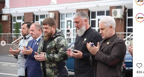 Рамзан Кадыров (в центре) во время торжественного открытия улиц Индустриальной и Назарбаева после масштабных работ по расширению проезжей части. Скриншот https://www.instagram.com/p/CF-FEDQp5BF/