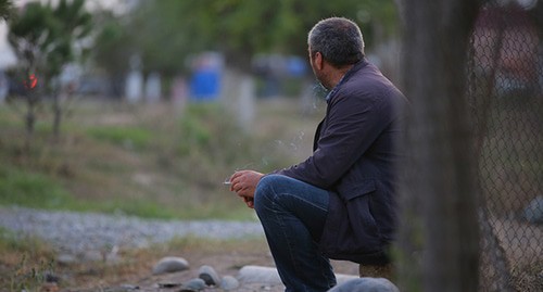 Житель города Тертер возле своего дома. Фото Азиза Каримова для "Кавказского узла"