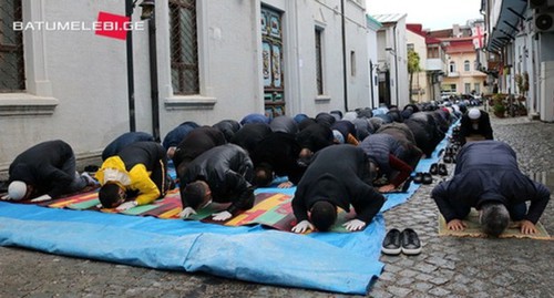 Коллективный намаз в Батуми 24 мая 2020 года. Верующие молились не только в мечети, но и около нее. Фото: Манана Квелиашвили, Batumelebi.netgazeti.ge