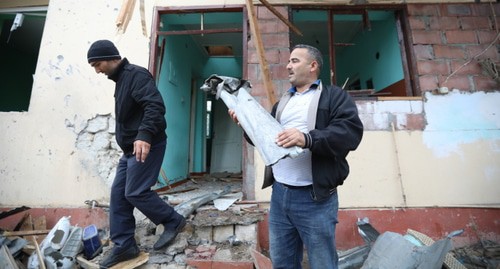 Жители прифронтового села в Азербайджане после обстрела. Фото Азиза Каримова для "Кавказского узла".
