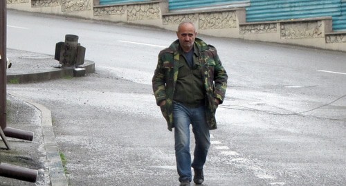 Мужчина на улице Степанакерта после обстрела, на заднем плане неразорвавшийся снаряд. Фото Алвард Григорян для "Кавказского узла".