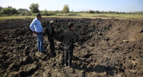 Жители Барда осматривают место попадания снаряда в поле. Фото Азиза Каримова для "Кавказского узла".