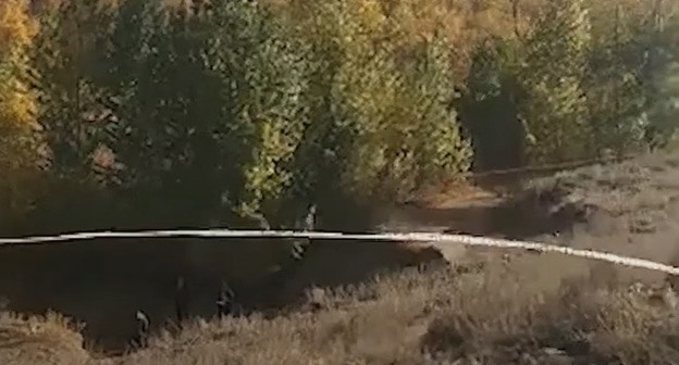 Место происшествия на берегу реки в Тракторозаводском районе Волгограда.Кадр видео канала 
ПРОИСШЕСТВИЯ ОПЕРАТИВНО "Волгоград: ребенка раздавило плитой" https://www.youtube.com/watch?v=p1ZIL1V2OX4&feature=emb_logo