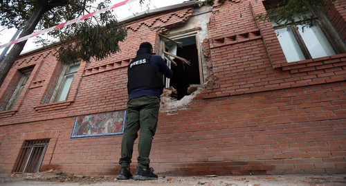 Журналисты снимают пострадавшее здание в Гяндже. Фото Азиза Каримова для "Кавказского узла"