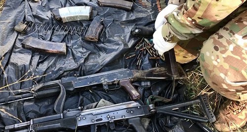 Оружие на месте проведения спецоперации. Фото: пресс-служба Национального антитеррористического комитета http://nac.gov.ru/