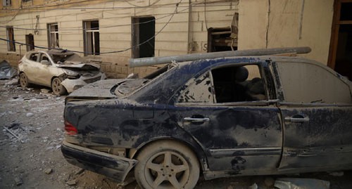 Поврежденные взрывом автомобили на улице Гянджи. 11 октября 2020 года. Фото Азиза Каримова для "Кавказского узла".