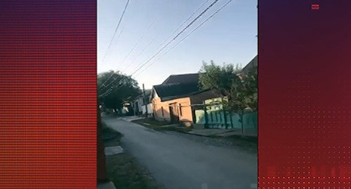 Место перестрелки  в Октябрьском районе Грозного, 13 октября 2020 года. Кадр видео 5-tv https://www.5-tv.ru/news/315617/dva-sotrudnika-omon-ubity-vhode-perestrelki-vdagestane/