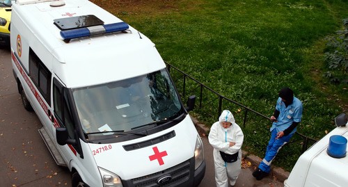 Медицинские специалисты ждут рядом с машинами скорой помощи. Фото: REUTERS/Антон Ваганов