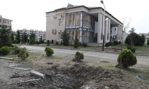 Здание музыкальной школы, поврежденное при обстреле. Фото Азиза Каримова для "Кавказского узла".