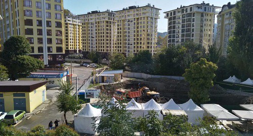 Место строительства торгового центра на берегу реки. Фото Светланы Кравченко для "Кавказского узла".
