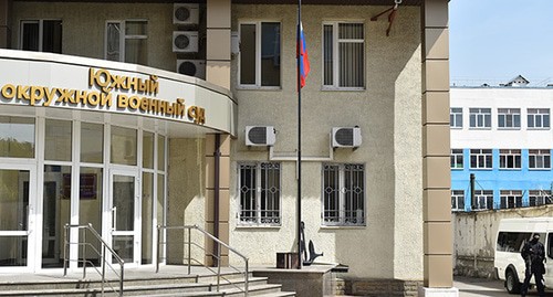 Силовик у здания Южного окружного военного суда. Фото Константина Волгина для "Кавказского узла"