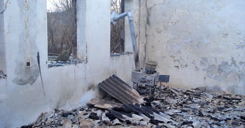 Один из сожженных домов в селе Янди. Фото: пресс-служба ПЦ "Мемориал"