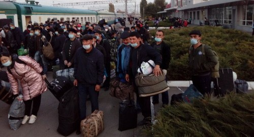 Узбекские мигранты на вокзале в Волжском. Фото: Вячеслав Ященко для "Кавказского узла"