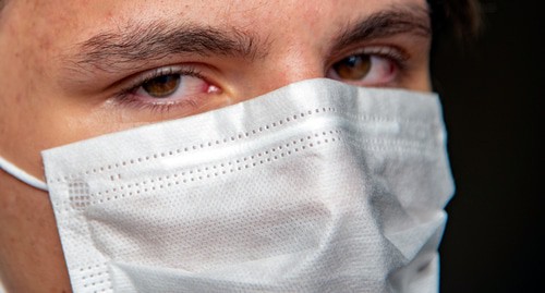 Молодой человек в медицинской маске. Фото Нины Тумановой для "Кавказского узла"