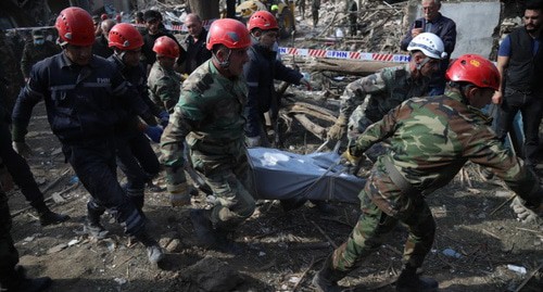 Спасатели на месте взрыва в Гяндже. Фото Азиза Каримова для "Кавказского узла".