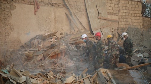Разбор завалов после обстреля в городе Ганджа. 17 октября 2020 года. Фото Азиза Каримова для "Кавказского узла"