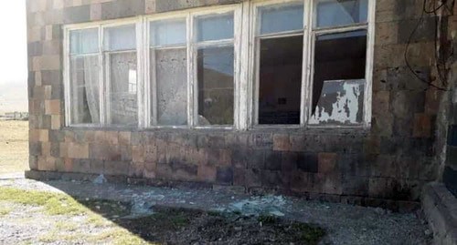 Поврежденное 19 октября 2020 года здание школы. Фото Единого армянского информационного центра, https://www.facebook.com/ArmenianUnifiedInfoCenter/photos/pcb.812567502912512/812567439579185