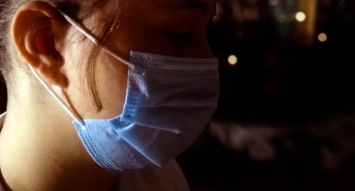 Девушка в медицинской маске в период эпидемии COVID-19. Фото Нины Тумановой для "Кавказского узла"