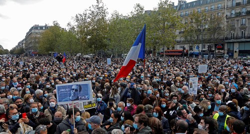 Люди на площади Республики в Париже, чтобы отдать дань памяти Сэмюэлю Пати, учителю французского языка, который был обезглавлен на улицах парижского пригорода Конфлан-Сент-Онорин, Франция, 18 октября 2020 года. Фото:  REUTERS/Charles Platiau