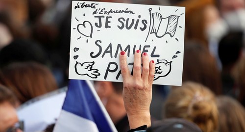 Люди на площади Республики в Париже, отдают дань памяти Сэмюэлю Пати, учителю французского языка, который был обезглавлен на одной из улиц парижского пригорода Конфлан-Сент-Онорин, Франция, 18 октября 2020 года. Плакат гласит: "Я - Самуил". Фото: REUTERS/Charles Platiau