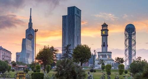 Столица Аджарии Батуми. Фото Дмитрий Анатольевич Моттль- https://commons.wikimedia.org/wiki/Category:Batumi#/media/File:Batumi_sunset_2.jpg