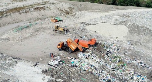 Мусоровозы выгружают свежий мусор на официально закрытой Динской свалке ТКО.  Фото пресс-службы Эковахты по Северному Кавказу http://www.ewnc.org/node/28823