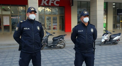 Сотрудники полиции на улице Баку во время эпидемии. Фото: REUTERS/Aziz Karimov