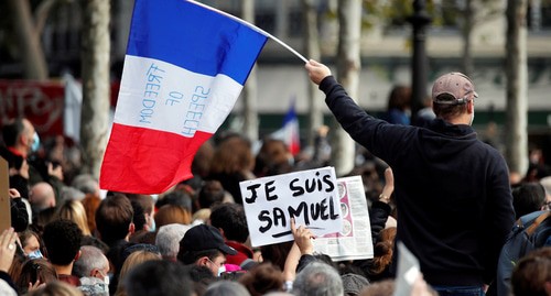 Люди на площади Республики в Париже, отдают дань памяти Сэмюэлю пати, учителю французского языка, который был обезглавлен на улицах парижского пригорода Конфлан-Сент-Онорин, Франция, 18 октября 2020 года. Плакат гласит: "Я Самуил".  Фото: REUTERS/Charles Platiau