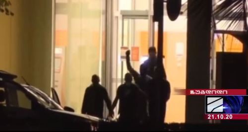 Выходящие из здания банка в Зугдиди мужчины. 21 октября 2020 года. Стоп-кадр видео. https://rustavi2.ge/ka/news/179481