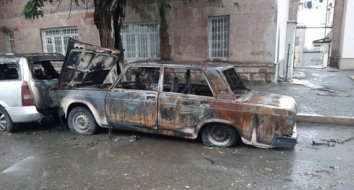 Разбитый автомобиль на улице в Степанакертье, 19 октября. Фото Алвард Григорян для "Кавказского узла".