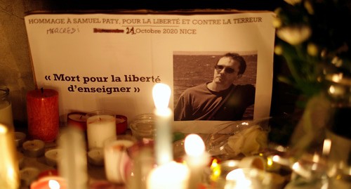 Импровизированный мемориал, где люди отдают дань уважения Сэмюэлю Пати, учителю французского языка, который был обезглавлен на улицах парижского пригорода Конфлан-Сент-Онорин, Франция, 21 октября 2020 года. Фото: REUTERS/Eric Gaillard
