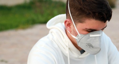 Молодой человек в маске во время эпидемии COVID 19. Фото pixabay.com