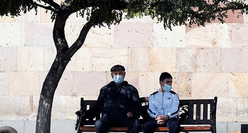 Жители Еревана в защитных масках. 22 октября 2020 года. Фото: REUTERS/Gleb Garanich