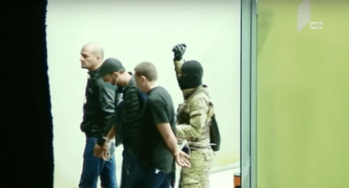 Подозреваемый и заложники выходят из здания. Кадр видео Georgian Public Broadcaster