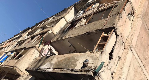 Разрушенный обстрелом жилой дом в Степанакерте. Нагорный Карабах, 13 октября 2020 года. Фото Алвард Григорян для "Кавказского узла"