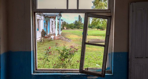 Вид из окна разрушенного артобстрелом дома в Тертере. 5 октября 2020 года. Фото Азиза Каримова для "Кавказского узла".