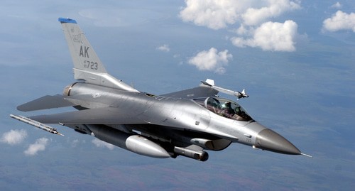 Самолет F-16 Fighting Falcon. Фото Капитан Тана Р. Х. Стивенсон, Военно-воздушные силы США  https://commons.wikimedia.org/wiki/Category:F-16_Fighting_Falcon