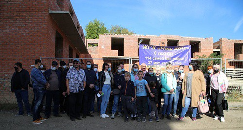 Пайщики ЖСК "Новый дом" возле недостроенного здания. Фото Анны Грицевич для "Кавказского узла".