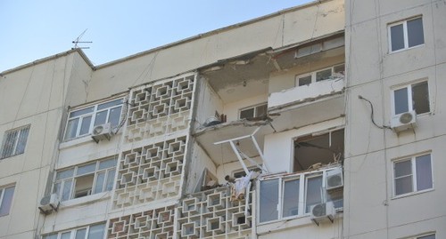 Поврежденный взрывом дом в Элисте. Фото Бадмы Бюрчиева для "Кавказского узла".