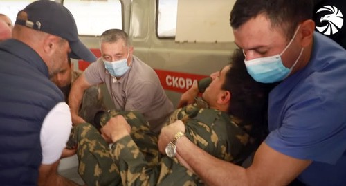 Раненый в зоне конфликта солдат армянской армии доставлен в госпиталь. Кадр видео ԶԻՆՈՒԺ MEDIA https://www.youtube.com/watch?v=KJMrtpfap0M&feature=emb_logo