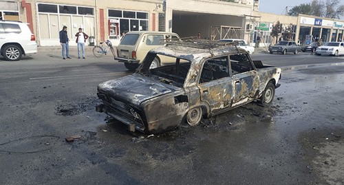 Поврежденный автомобиль при обстреле города Барда. 28 октября 2020 г. Фото Азиза Каримова для "Кавказского узла"