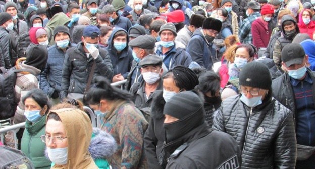 Пассажиры поезда Волжский - Ташкент у ограждения. Фото Вячеслава Ященко для "Кавказского узла".