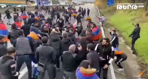 Нападение на участников акции в поддержку Нагорного Карабаха. Франция, 28 октября 2020 года. Кадр видео YouTube-канала "Sputnik Армения" https://www.youtube.com/watch?v=A0U2E-MelG0