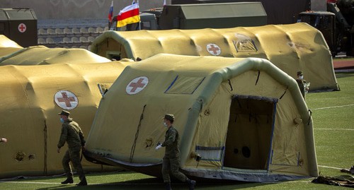 Российские военнослужащие устанавливают палатки госпиталя на стадионе в Цхинвале для пациентов с COVID-19. Фото пресс-службы МО России https://function.mil.ru/images/upload/2019/4U5A9820.jpg