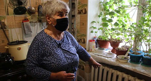 Одна из жительниц дома. Гуково, 29 октября 2020 г. Фото Вячеслава Прудникова для "Кавказского узла"